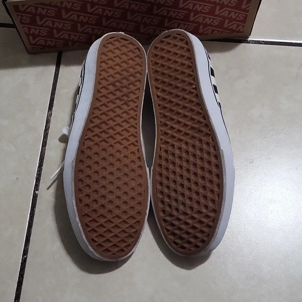 Vans - Picture 7 of 10